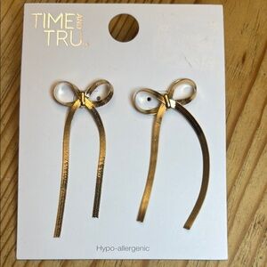 Time and Tru Gold Bow Earrings